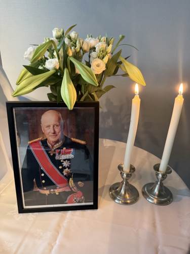 Kong Harald V - Vi lyser fred over Hans minne 